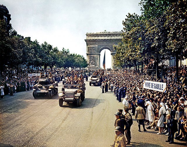 Foule parisienne devant les tanks français lors de la libération de Paris aux Champs Elysées.