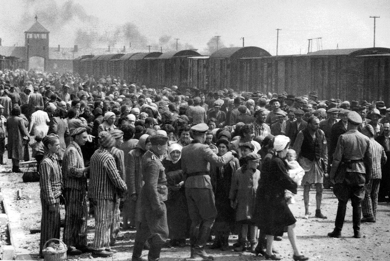 Photo du camp d’Auschwitz-Birkenau en 1944 montrant des soldats et déportés juifs hongrois à la descente d’un train.