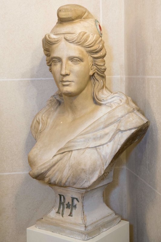 Principales utilisations du symbole Marianne : buste dans les mairies