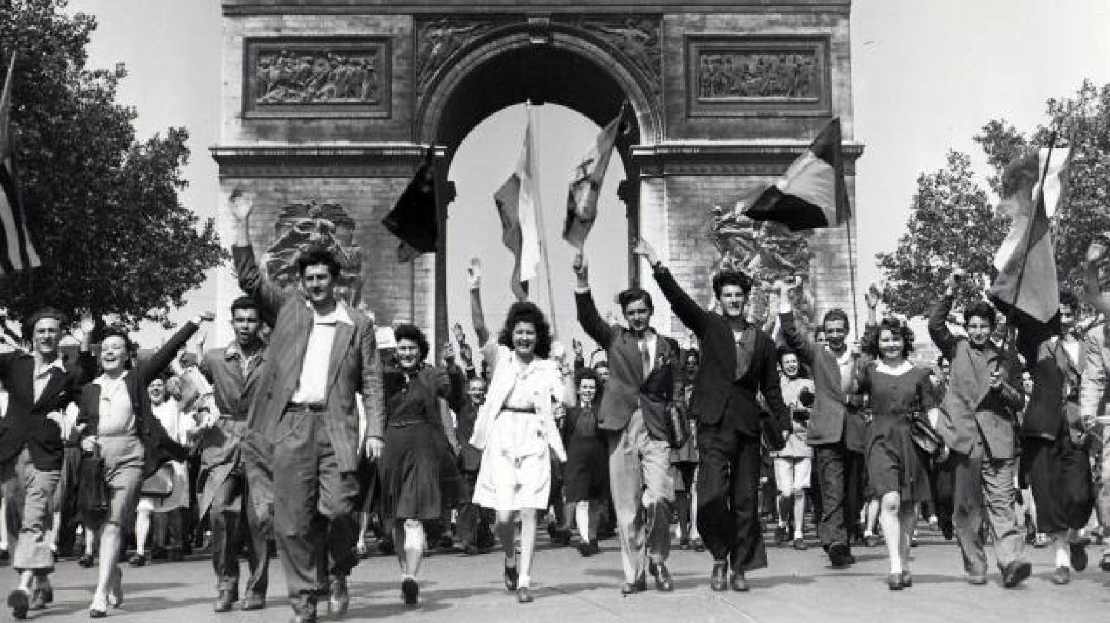 Photographie de la Libération de Paris devant l’Arc de Triomphe.